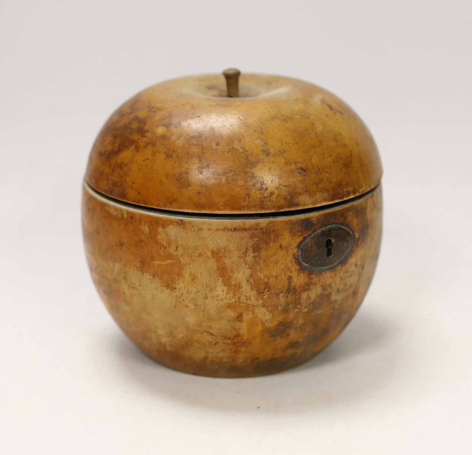 An early 19th century fruitwood tea caddy in the form of an apple, 12cm